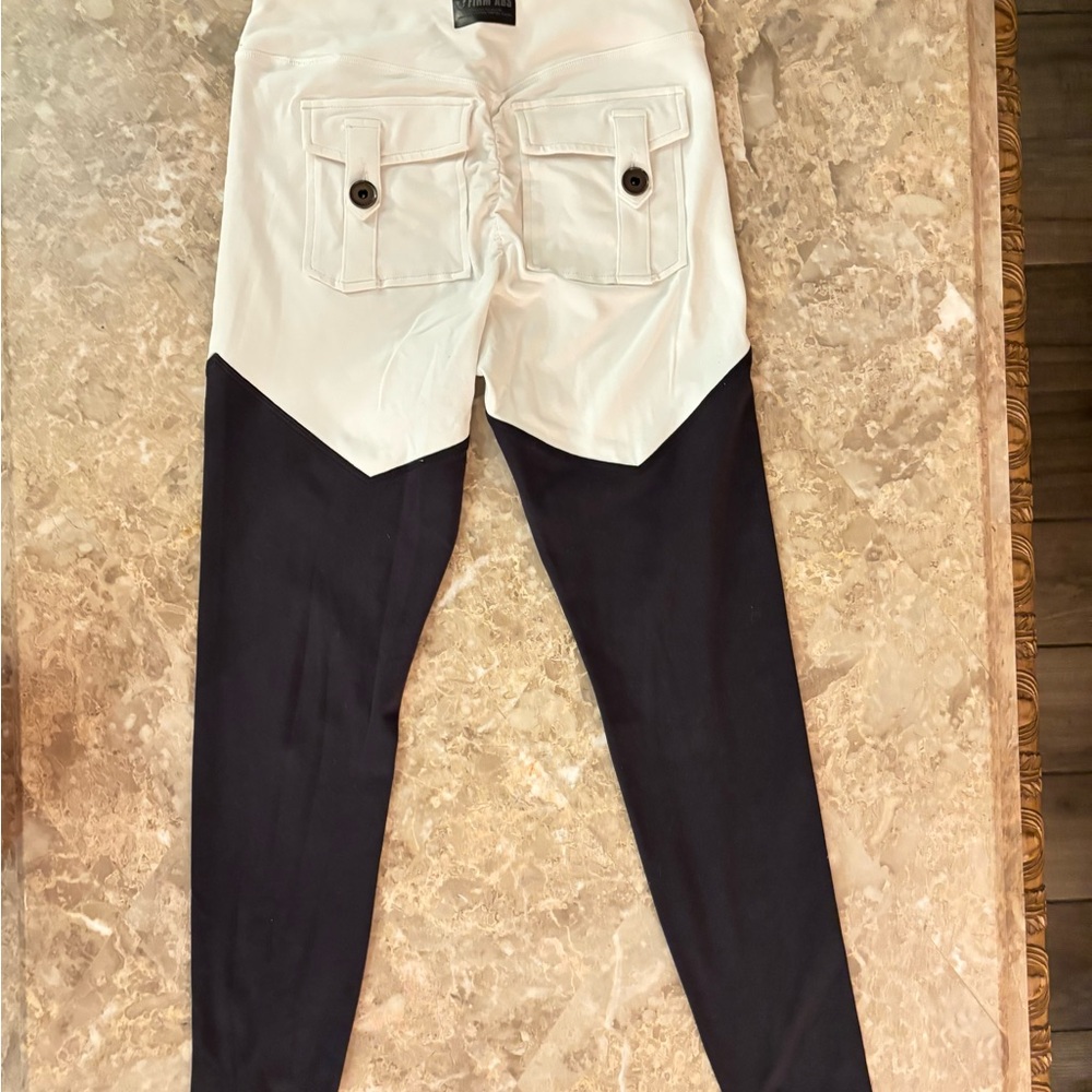 FIRM ABS Stylish White and Black Women's Workout Outfit - Picture 6 of 7